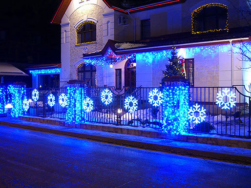 Уличное новогодее украшение фасада дома и улицы
